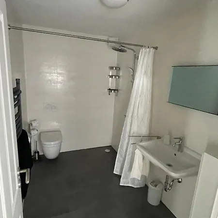 Lovely Monte Close To Cologne With Three Bedrooms And One Bathroom Apartmán Frechen
