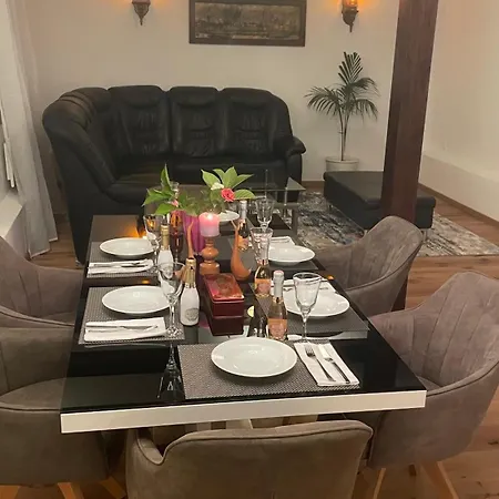Apartmán Lovely Monte Close To Cologne With Three Bedrooms And One Bathroom Frechen