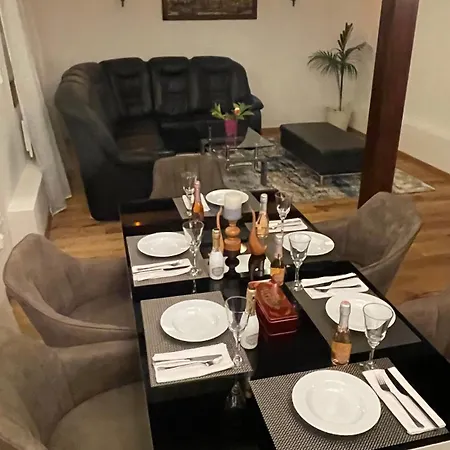 Lovely Monte Close To Cologne With Three Bedrooms And One Bathroom Lejlighed