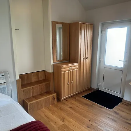 Lovely Monte Close To Cologne With Three Bedrooms And One Bathroom Apartmán Frechen