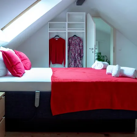 Lovely Monte Close To Cologne With Three Bedrooms And One Bathroom Apartmán Frechen