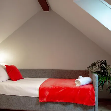 Lovely Monte Close To Cologne With Three Bedrooms And One Bathroom Lejlighed