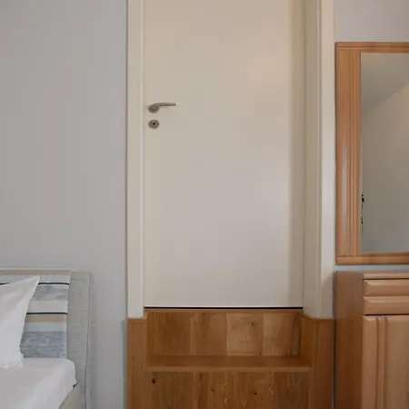Lovely Monte Close To Cologne With Three Bedrooms And One Bathroom Apartmán