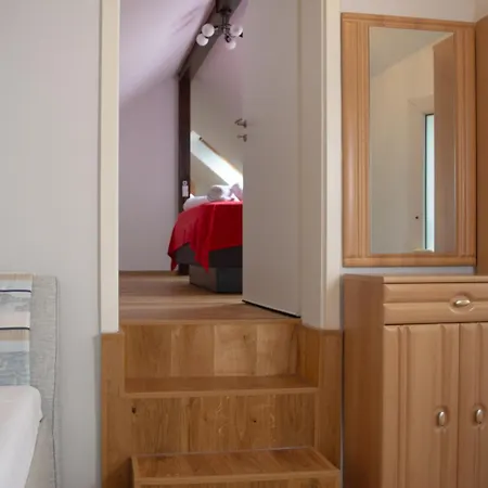 Lovely Monte Close To Cologne With Three Bedrooms And One Bathroom Apartmán Frechen