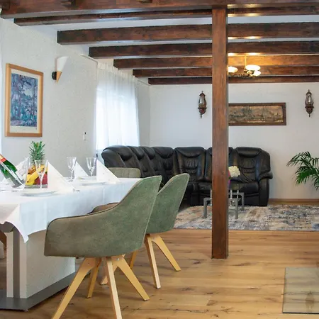 Apartmán Lovely Monte Close To Cologne With Three Bedrooms And One Bathroom Frechen