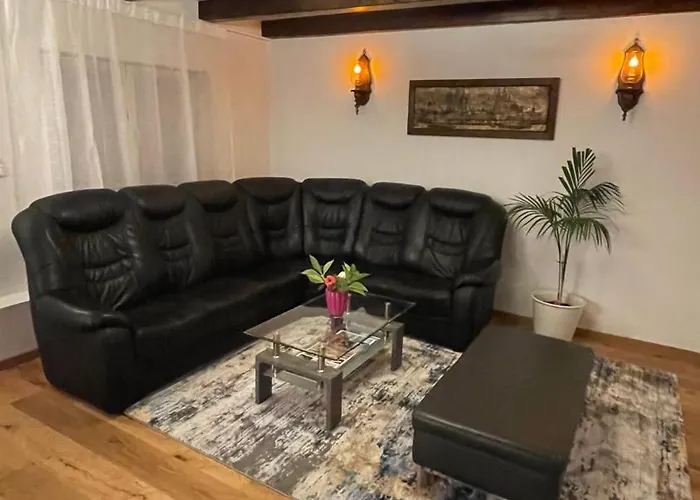 Lovely Monte Close To Cologne With Three Bedrooms And One Bathroom Appartement