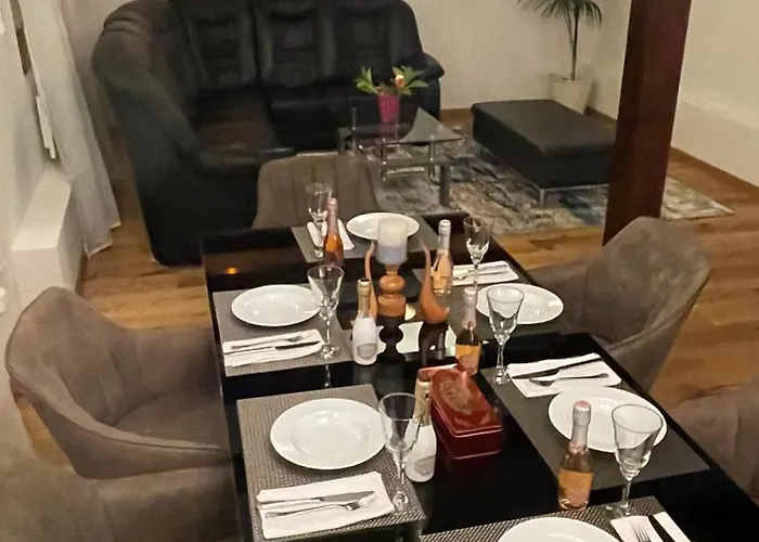 Lovely Monte Close To Cologne With Three Bedrooms And One Bathroom Appartement