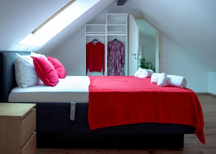 Lovely Monte Close To Cologne With Three Bedrooms And One Bathroom Apartamento Frechen