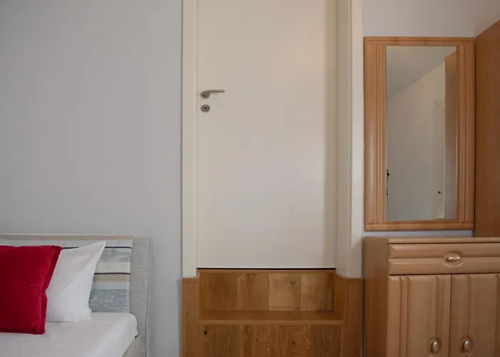 Lovely Monte Close To Cologne With Three Bedrooms And One Bathroom Appartement